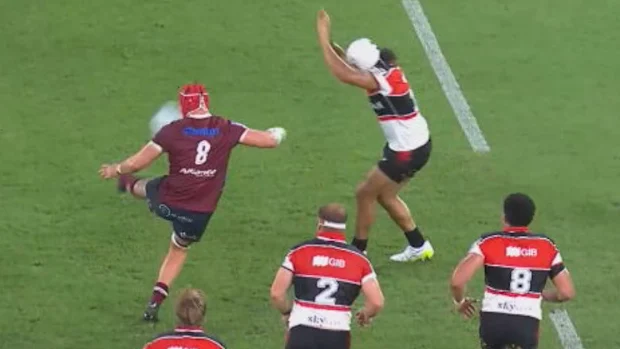 Harry Wilson coloca na ponta do pé.