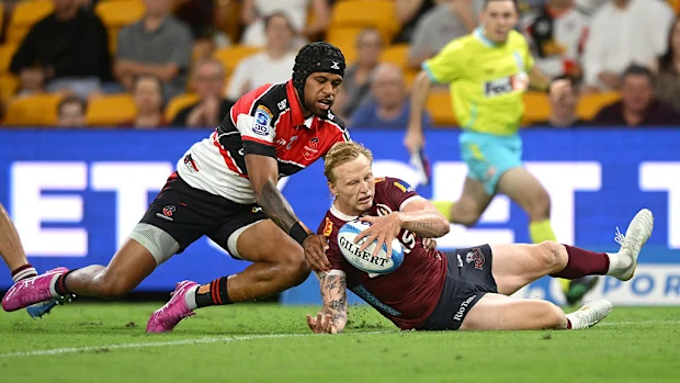 Carter Gordon, dos Reds, marca um try durante a partida da nona rodada do Super Rugby.