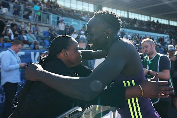 SYDNEY, AUSTRÁLIA - 12 DE ABRIL: Gout Gout de Queensland comemora com sua mãe Monica Gout depois de quebrar o Recorde Mundial Júnior e o Recorde Australiano e um PB para vencer a final dos 200m masculinos em 19,67 segundos durante o Campeonato Australiano de Atletismo de 2026 no Sydney Olympic Park Athletic Centre em 12 de abril de 2026 em Sydney, Austrália. (Foto de Cameron Spencer/Getty Images)