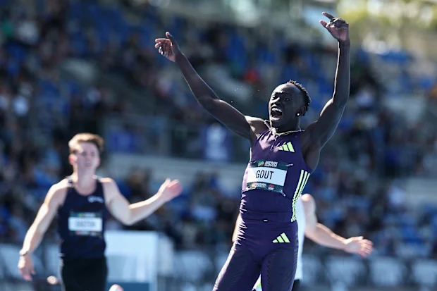 SYDNEY, AUSTRÁLIA - 12 DE ABRIL: Gout Gout de Queensland comemora a quebra do Recorde Mundial Júnior e do Recorde Australiano e um PB para vencer a final dos 200m masculinos durante o Campeonato Australiano de Atletismo de 2026 no Centro Atlético do Parque Olímpico de Sydney em 12 de abril de 2026 em Sydney, Austrália. (Foto de Cameron Spencer/Getty Images)