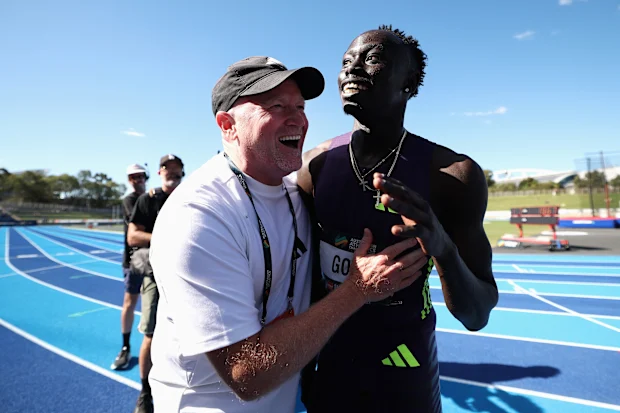 SYDNEY, AUSTRÁLIA - 12 DE ABRIL: Gout Gout de Queensland comemora com seu empresário James Templeton depois de quebrar o Recorde Mundial Júnior e o Recorde Australiano e um PB para vencer a final dos 200m masculinos em 19,67 segundos durante o Campeonato Australiano de Atletismo de 2026 no Sydney Olympic Park Athletic Centre em 12 de abril de 2026 em Sydney, Austrália. (Foto de Cameron Spencer/Getty Images)