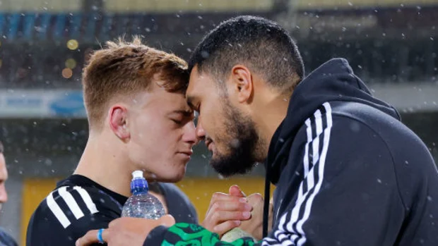 Ruben Love e Cameron Suafoa do hongi Maori All Blacks em Wellington.