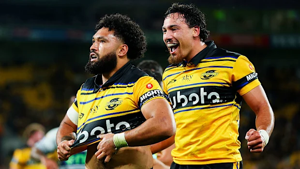 Fehi Fineanganofo, do Hurricanes, comemora com Billy Proctor após marcar um try.