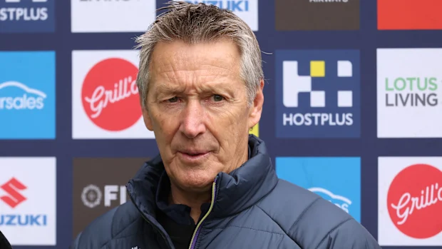 MELBOURNE, AUSTRÁLIA - 25 DE SETEMBRO: Craig Bellamy, técnico do Storm, fala à mídia durante uma corrida de capitão do Melbourne Storm NRL no AAMI Park em 25 de setembro de 2025 em Melbourne, Austrália. (Foto de Robert Cianflone/Getty Images)