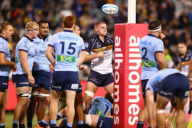 Charlie Cale, dos Brumbies, comemora marcar um try.