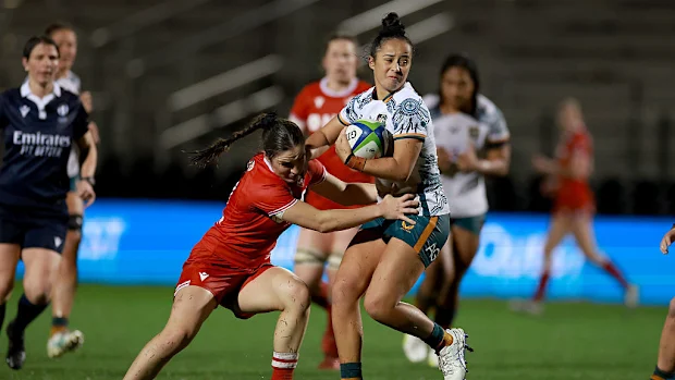 Nicole Ledington dos Wallaroos é abordada por Taylor Perry do Canadá.