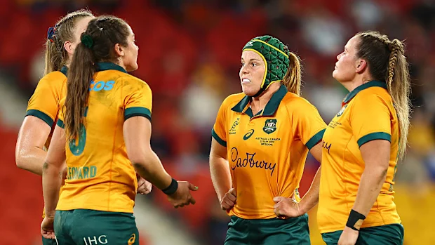 Emily Chanceler dos Wallaroos reage ao lado de companheiros de equipe.