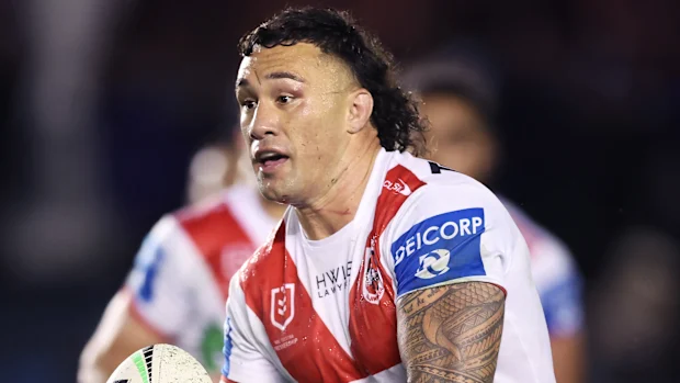 Jaydn Su'a dos Dragões corre com a bola durante a partida da nona rodada da NRL entre Cronulla Sharks e St George Illawarra Dragons no PointsBet Stadium, em 5 de maio de 2024, em Sydney, Austrália. (Foto de Matt King/Getty Images)