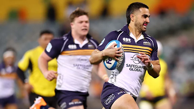 Tom Wright, dos Brumbies, vai para a linha de try para marcar.