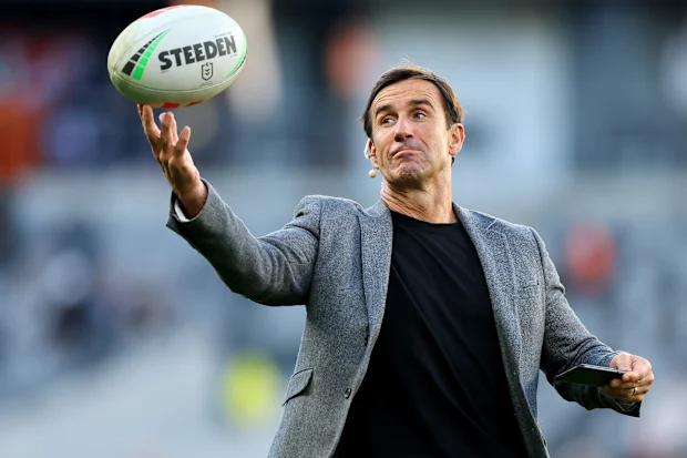 SYDNEY, AUSTRÁLIA - 08 DE JUNHO: O ex-jogador da NRL e agora comentarista Andrew Johns pega uma bola de futebol antes da partida da 14ª rodada da NRL entre Wests Tigers e Penrith Panthers no CommBank Stadium, em 08 de junho de 2025, em Sydney, Austrália. (Foto de Jeremy Ng/Getty Images)
