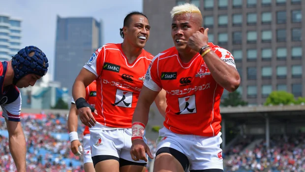 Hosea Saumaki dos Sunwolves comemora pontuação no Prince Chichibu Memorial Ground.