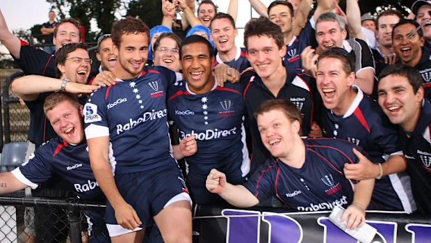 Danny Cipriani e Cooper Vuna dos Rebeldes comemoram com seus apoiadores.