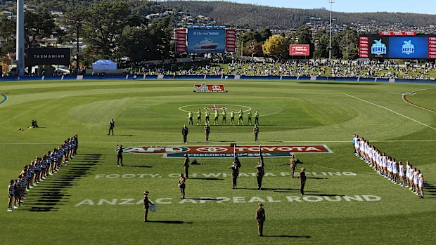 Jogo do Anzac Day em Tassie em 2022 entre Geelong e North Melbourne.