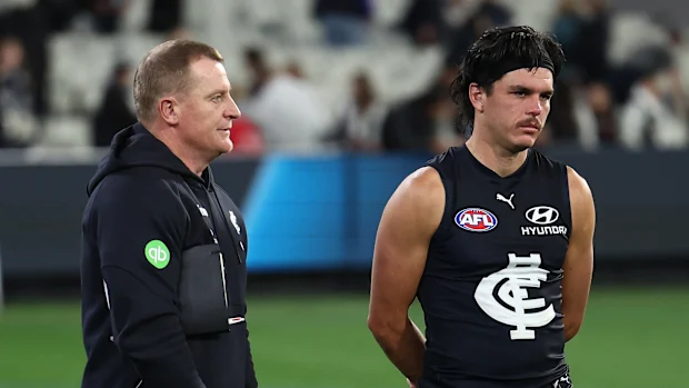 O técnico do Carlton, Michael Voss, com Elijah Hollands após a derrota para o Collingwood.