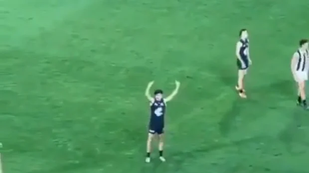 Elijah Hollands em campo.