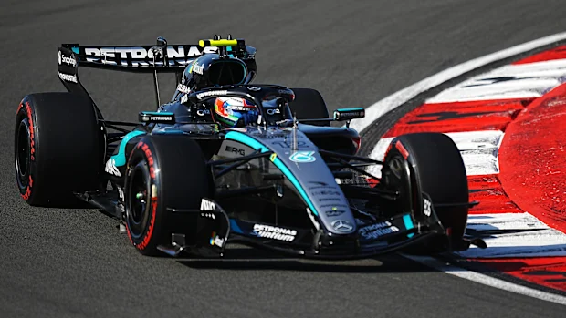 Andrea Kimi Antonelli da Itália dirigindo o (12) Mercedes AMG Petronas F1 Team W17 na pista durante a qualificação antes do Grande Prêmio de F1 da China no Circuito Internacional de Xangai em 14 de março de 2026 em Xangai, China. (Foto de Alex Bierens de Haan/Getty Images)