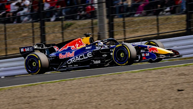 O piloto de Fórmula 1 Max Verstappen da Oracle Red Bull Racing compete durante a corrida de Fórmula 1 Japão Suzuka no circuito de Fórmula 1 de Suzuka em Suzuka, Japão, em 29 de março de 2025. (Foto de Marcel van Dorst/EYE4IMAGES/NurPhoto via Getty Images)