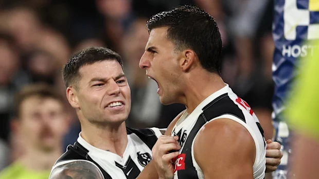 Nick Daicos e Jamie Elliott comemoram um gol.