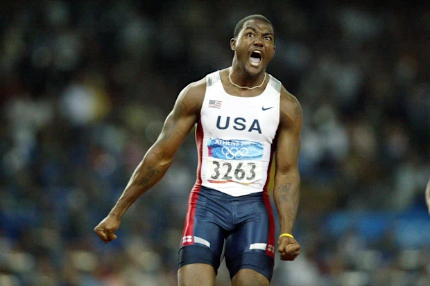 Justin Gatlin vencendo os 100m rasos nas Olimpíadas de 2004.