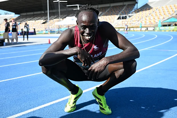 BRISBANE, AUSTRÁLIA - 18 DE ABRIL: Gout Gout comemora a vitória depois de competir na final dos 100m masculinos sub-20 durante o Campeonato Australiano Júnior de Atletismo de 2026 no Queensland Sport and Athletics Centre em 18 de abril de 2026 em Brisbane, Austrália. (Foto de Bradley Kanaris/Getty Images)