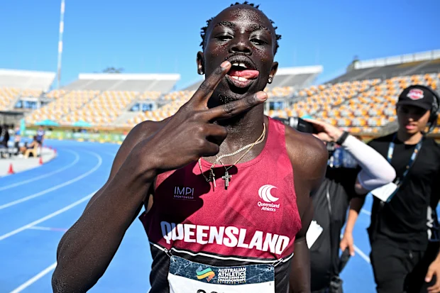 BRISBANE, AUSTRÁLIA - 18 DE ABRIL: Gout Gout comemora a vitória depois de competir na final dos 100m masculinos sub-20 durante o Campeonato Australiano Júnior de Atletismo de 2026 no Queensland Sport and Athletics Centre em 18 de abril de 2026 em Brisbane, Austrália. (Foto de Bradley Kanaris/Getty Images)