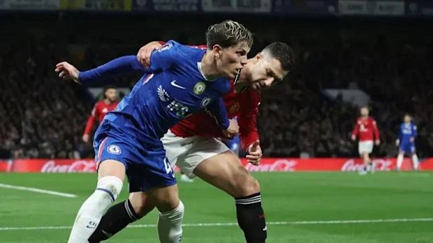 Alejandro Garnacho, do Chelsea, briga com o ex-companheiro de equipe do Manchester United, Diogo Dalot.