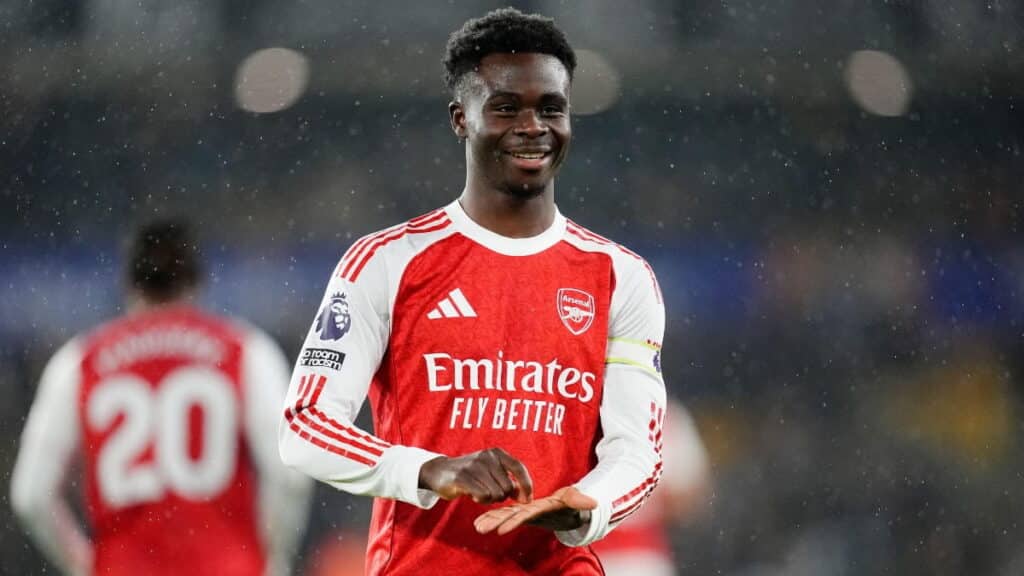 O ala do Arsenal, Bukayo Saka, comemora o gol contra o Wolves