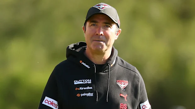 O técnico do Essendon, Brad Scott, em treinamento.