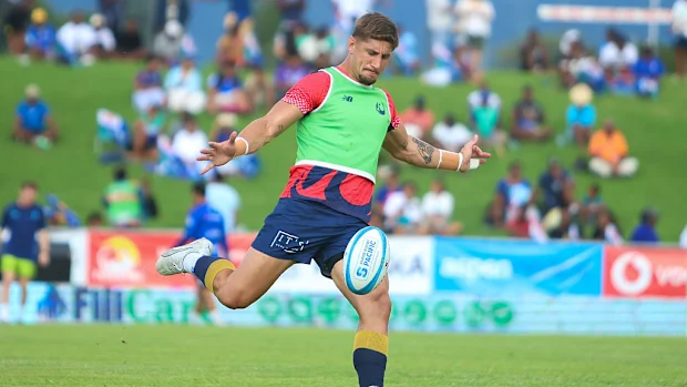 Zac Lomax da Força Ocidental se aquece.