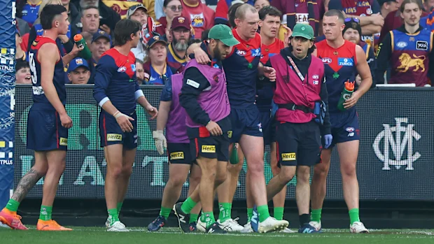 Harrison Petty, dos Demons, sai de campo com treinadores.