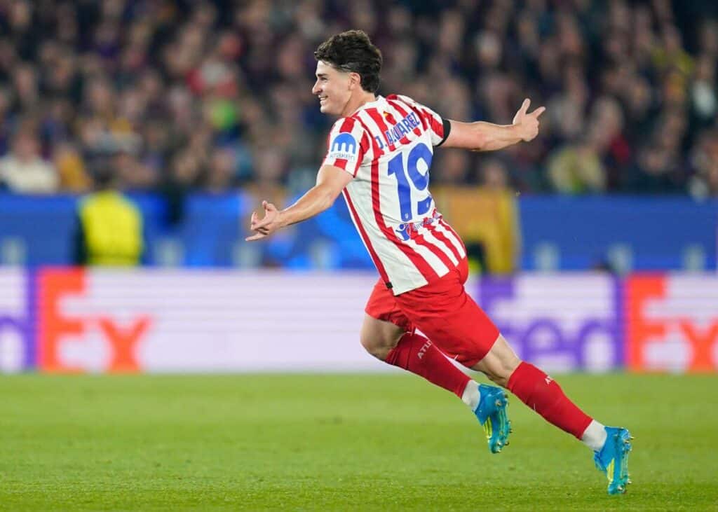 Julian Alvarez, do Atlético de Madrid, comemora seu gol contra o Barcelona