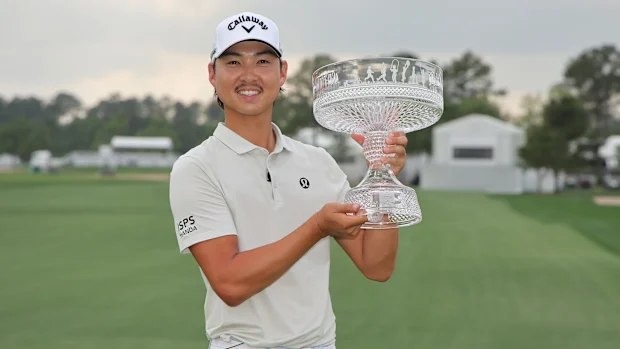 Min Woo Lee, da Austrália, comemora com o troféu após vencer o Texas Children's Houston Open 2025 no Memorial Park Golf Course em 30 de março de 2025 em Houston, Texas. (Foto de Jonathan Bachman/Getty Images)