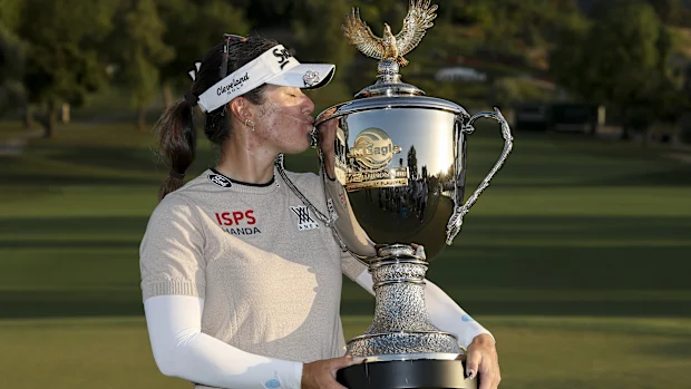 Hannah Green posa com o troféu.
