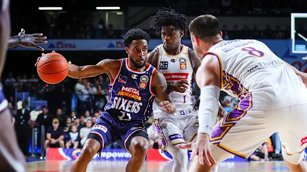 Bryce Cotton do 36ers e Kendric Davis do Sydney Kings durante a série NBL Grand Final.