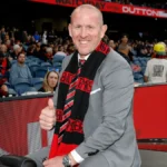 Eddie McGuire pede que as funções no tribunal sejam em tempo integral, James Hird defende Jason Johnson