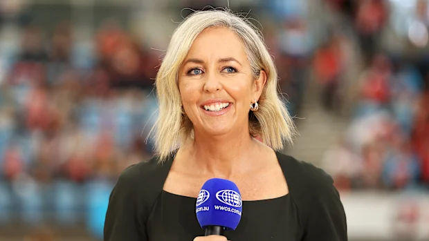 A comentarista e ex-jogadora Liz Ellis fala no Channel Nine antes do Super Netball.