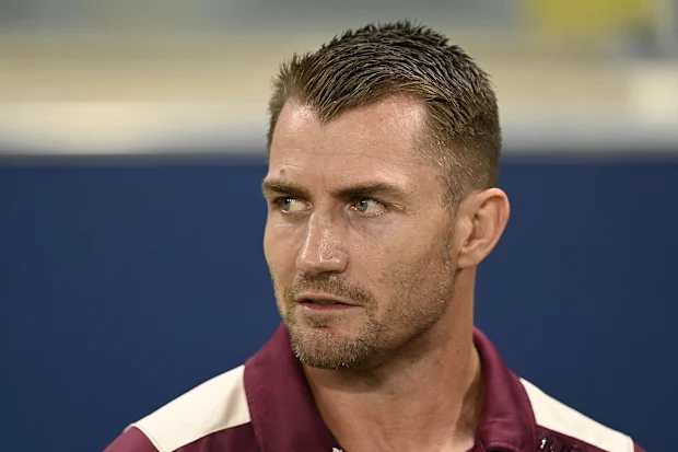 TOWNSVILLE, AUSTRÁLIA - 16 DE ABRIL: O técnico do Sea Eagles, Kieran Foran, observa antes do início da partida da sétima rodada da NRL entre North Queensland Cowboys e Manly Sea Eagles no Qld Country Bank Stadium, em 16 de abril de 2026, em Townsville, Austrália. (Foto de Ian Hitchcock/Getty Images)