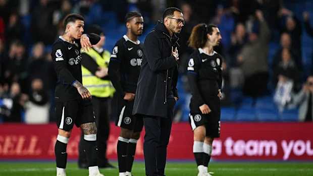 Liam Rosenior agradece aos torcedores após a partida da Premier League.