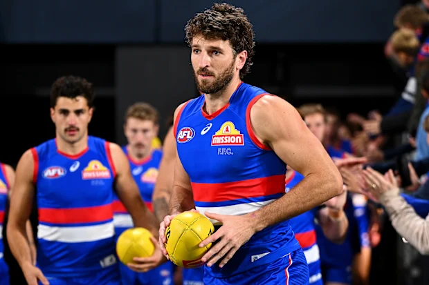 GEELONG, AUSTRÁLIA - 17 DE ABRIL: Marcus Bontempelli dos Bulldogs lidera sua equipe em campo durante a partida da sexta rodada da AFL entre Geelong Cats e Western Bulldogs no GMHBA Stadium, em 17 de abril de 2026, em Geelong, Austrália. (Foto de Quinn Rooney/Getty Images)