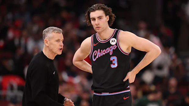 O técnico Billy Donovan, do Chicago Bulls, conversa com Josh Giddey.