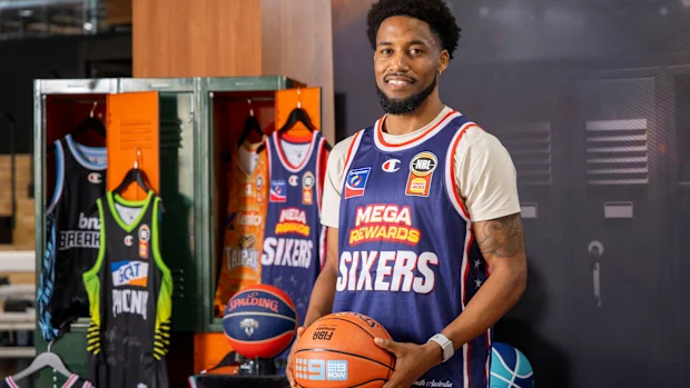 Bryce Cotton do Adelaide 36ers no lançamento do Nine x NBL.