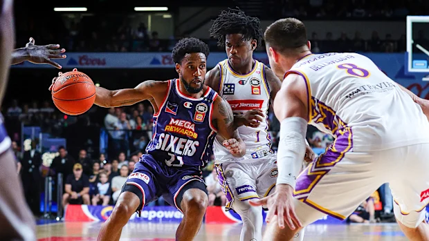 Bryce Cotton do 36ers e Kendric Davis do Sydney Kings durante a série NBL Grand Final.