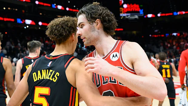 Dyson Daniels (L) e Josh Giddey (R) se abraçam após o jogo.