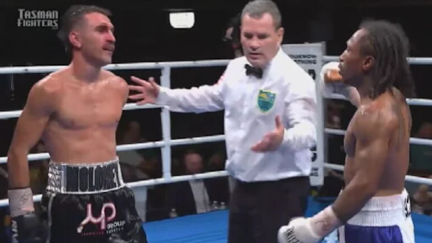 O sangue no rosto de Moloney interrompeu a luta. 