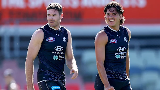 Mitch McGovern e Elijah Hollands do Blues.