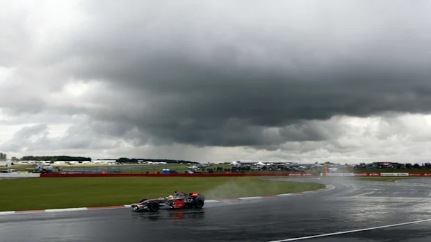 Nuvens pesadas pairam sobre o circuito enquanto Lewis Hamilton, McLaren MP4-23 Mercedes, 1ª posição, avança para a vitória. Ação. Atmosfera. (Foto de Andrew Ferraro/Imagens LAT)