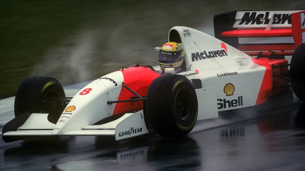 Ayrton Senna a caminho da vitória no Grande Prêmio da Europa de 1993.