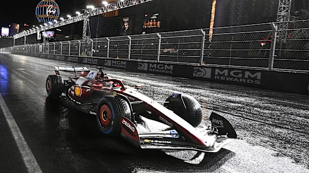 Charles Leclerc corre pela Las Vegas Strip na chuva durante a qualificação para o Grande Prêmio de Fórmula 1 de Las Vegas em Las Vegas, Nevada, na sexta-feira, 21 de novembro de 2025. (Foto de Will Lester/MediaNews Group/Inland Valley Daily Bulletin via Getty Images)