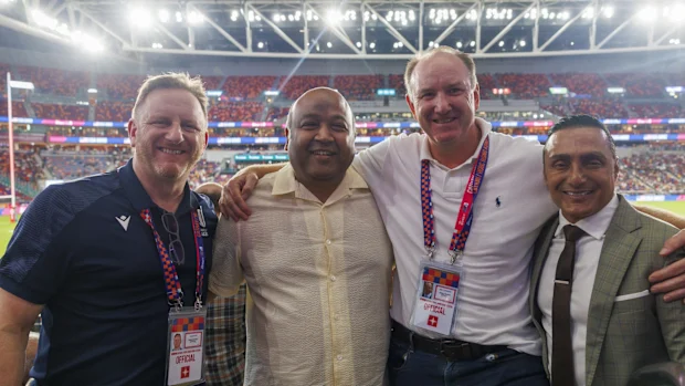 Alan Gilpin, Kiran Grandhi, Brett Robinson e Rahul Bose.