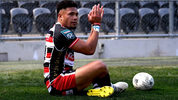 Josh Gray, do condado de Manukau, comemora após marcar um try.